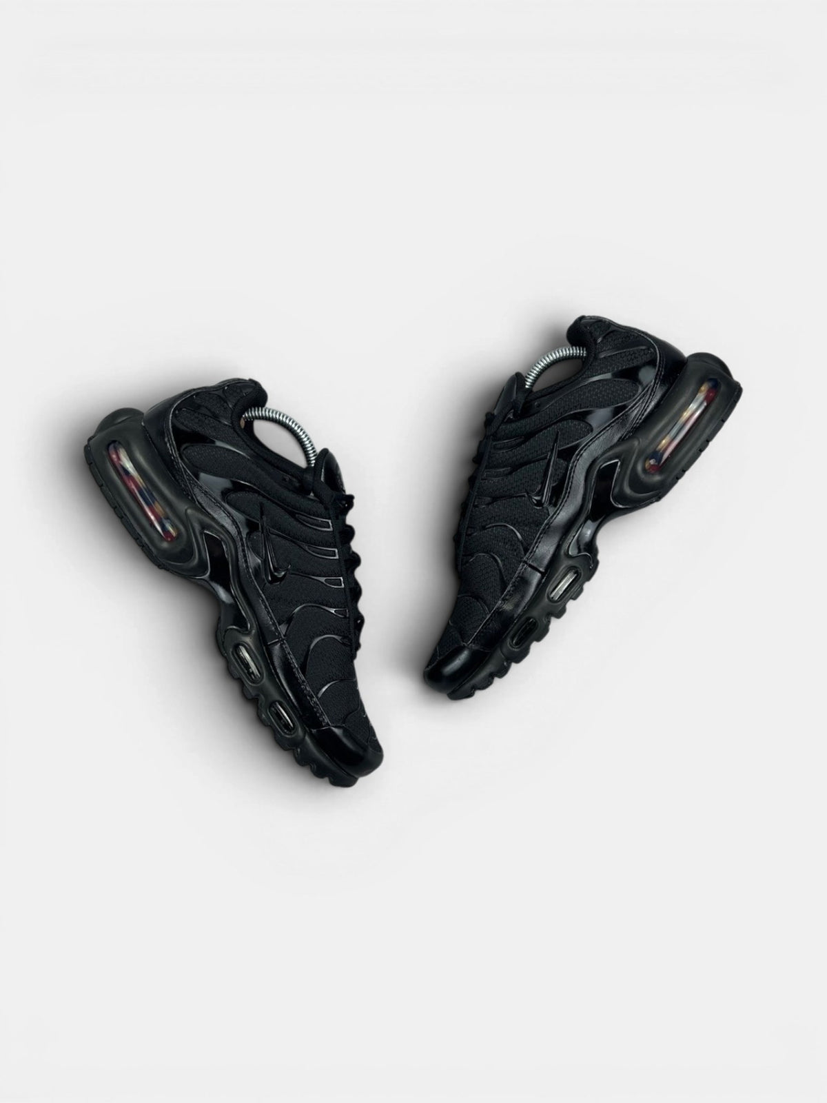Nike Air Max Plus Triple Black — buty sportowe męskie w bardzo dobrym stanie rozmiar 42.5, widok z góry na wewnętrzną stronę butów