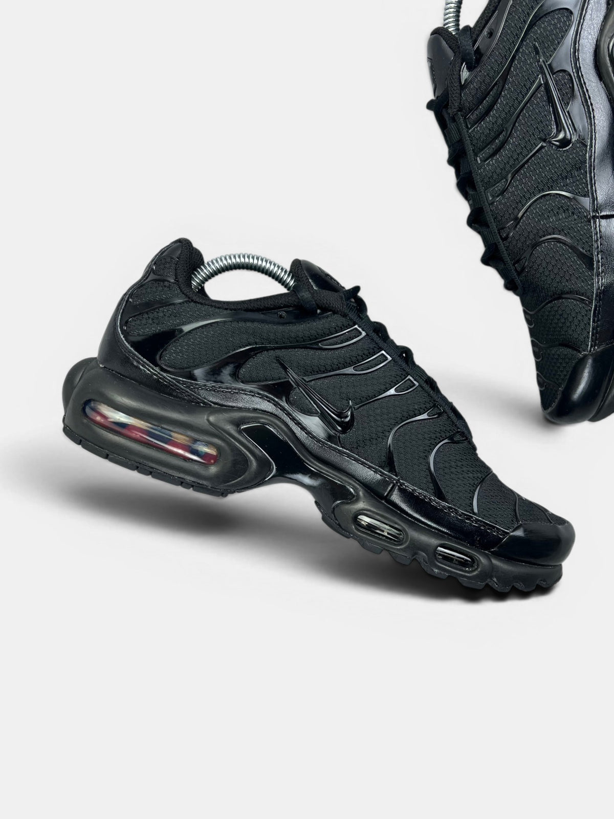 Nike Air Max Plus Triple Black — buty sportowe męskie w bardzo dobrym stanie rozmiar 42.5, wewnętrzny panel lewego buta