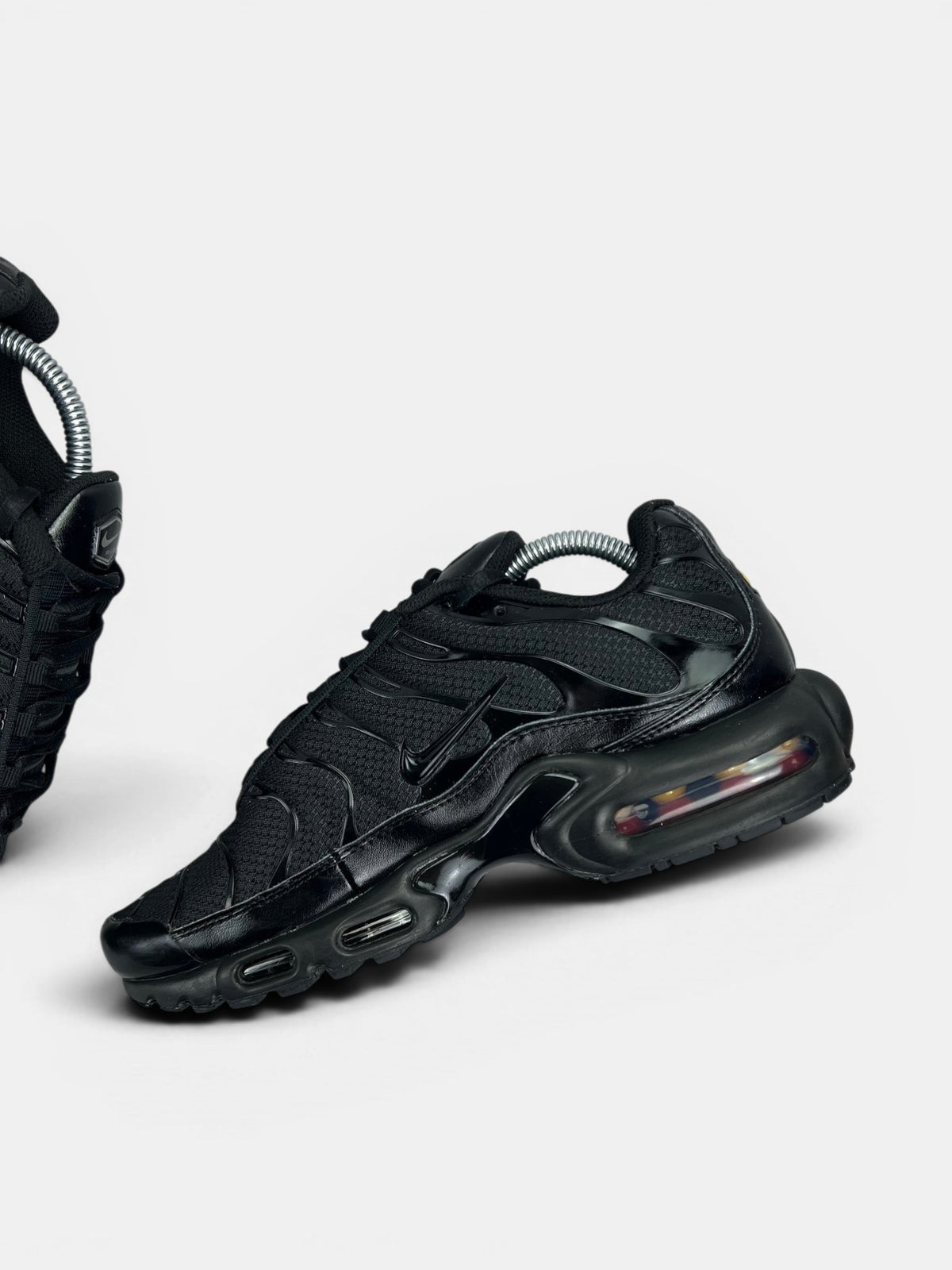 Nike Air Max Plus Triple Black — buty sportowe męskie w bardzo dobrym stanie rozmiar 42.5, wewnętrzny panel prawego buta