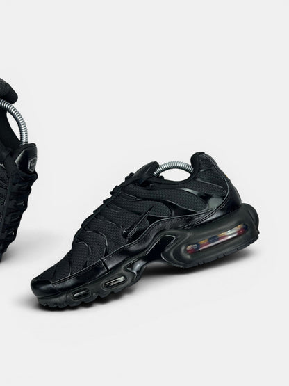 Nike Air Max Plus Triple Black — buty sportowe męskie w bardzo dobrym stanie rozmiar 42.5, wewnętrzny panel prawego buta
