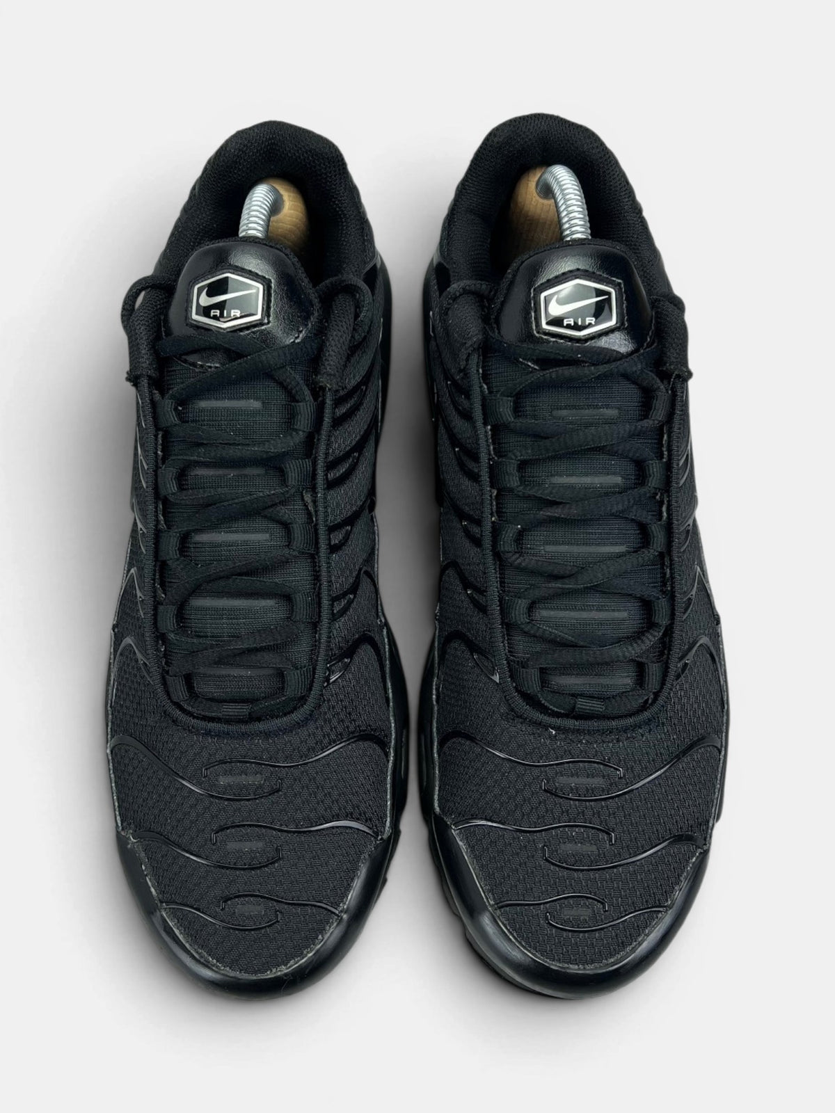 Nike Air Max Plus Triple Black — buty sportowe męskie w bardzo dobrym stanie rozmiar 42.5, widok z góry