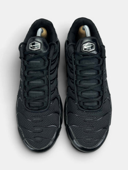 Nike Air Max Plus Triple Black — buty sportowe męskie w bardzo dobrym stanie rozmiar 42.5, widok z góry