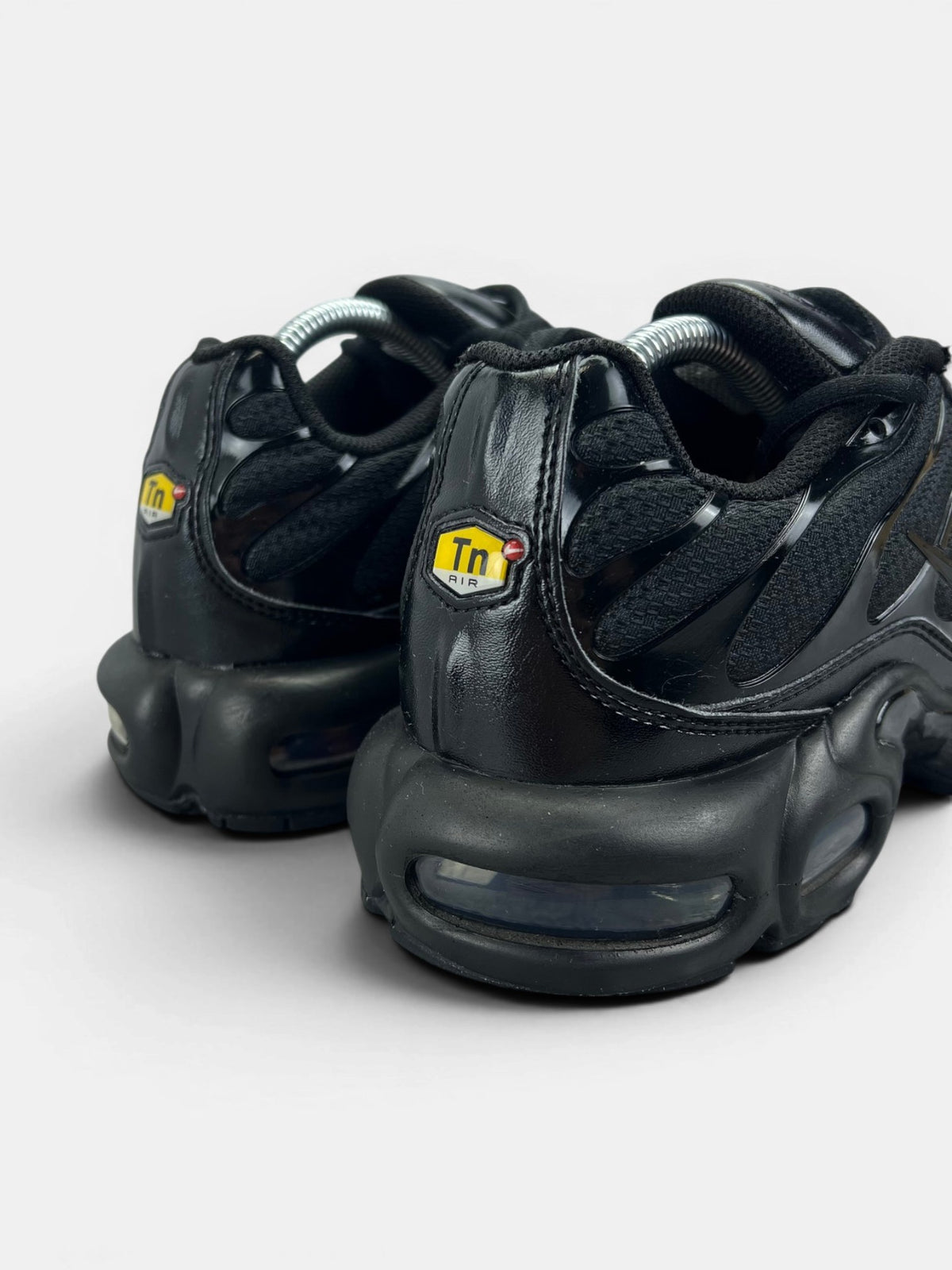 Nike Air Max Plus Triple Black — buty sportowe męskie w bardzo dobrym stanie rozmiar 42.5, widok z tyłu