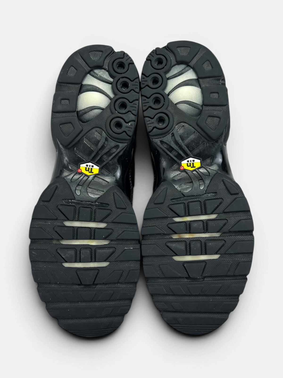 Nike Air Max Plus Triple Black — buty sportowe męskie w bardzo dobrym stanie rozmiar 42.5, podeszwa