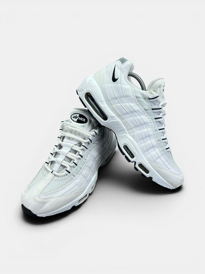 Nike Air Max 95 White Black — buty sportowe męskie w bardzo dobrym stanie rozmiar 44, boczny profil