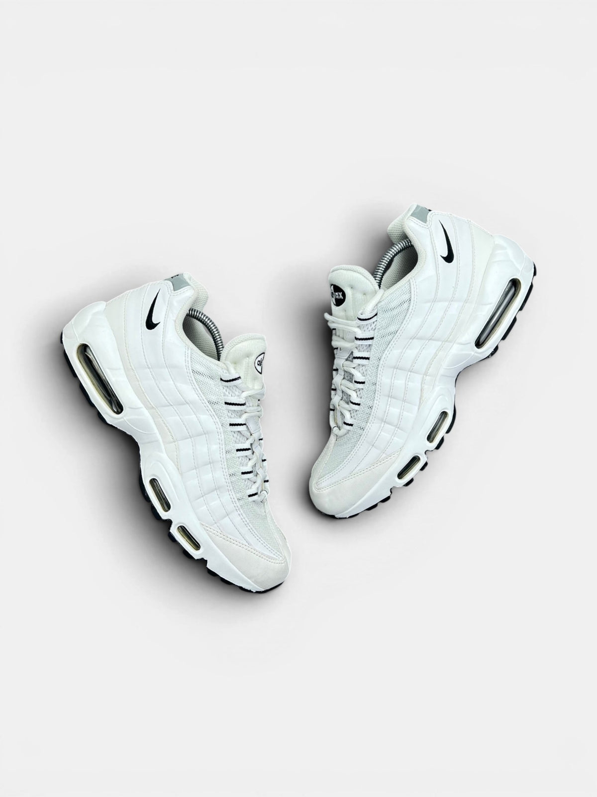 Nike Air Max 95 White Black — buty sportowe męskie w bardzo dobrym stanie rozmiar 44, widok z góry na zewnętrzną stronę butów
