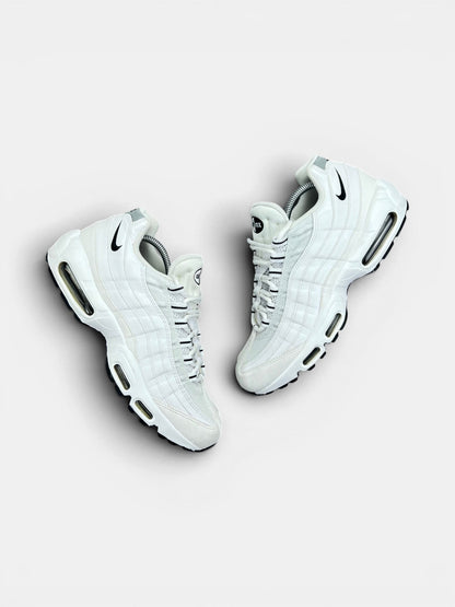 Nike Air Max 95 White Black — buty sportowe męskie w bardzo dobrym stanie rozmiar 44, widok z góry na zewnętrzną stronę butów