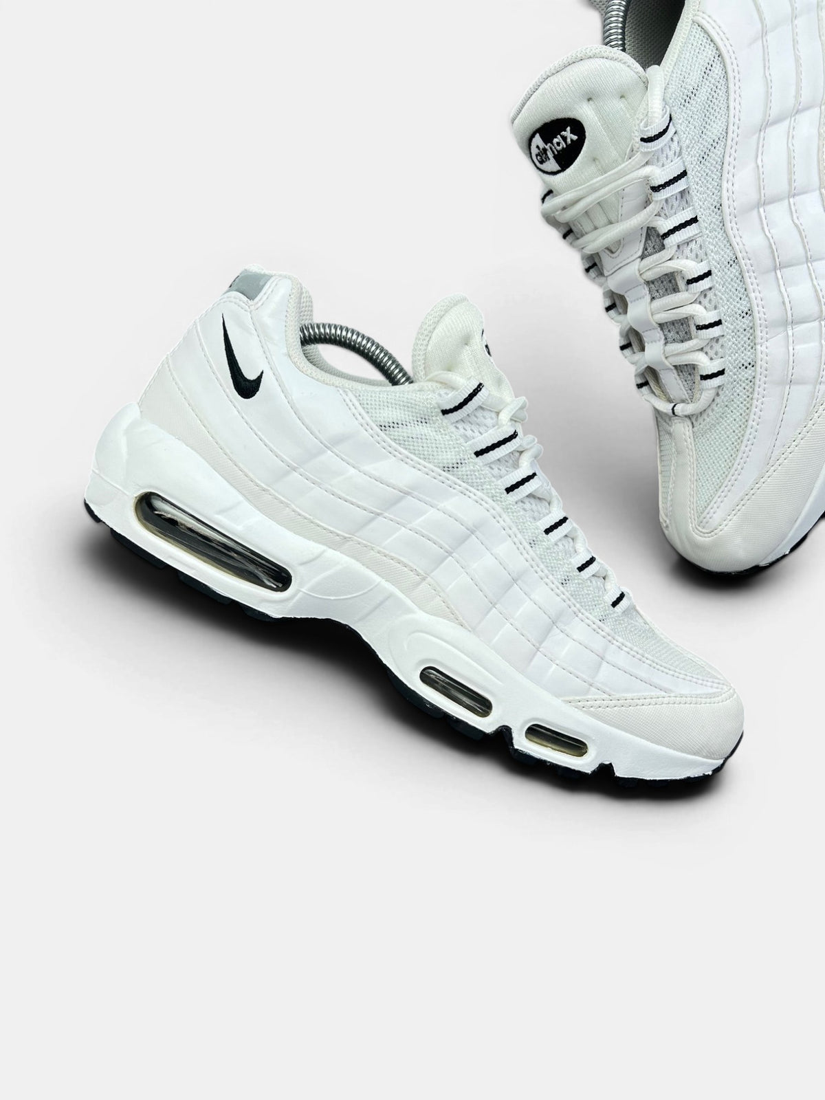 Nike Air Max 95 White Black — buty sportowe męskie w bardzo dobrym stanie rozmiar 44, zewnętrzny panel prawego buta