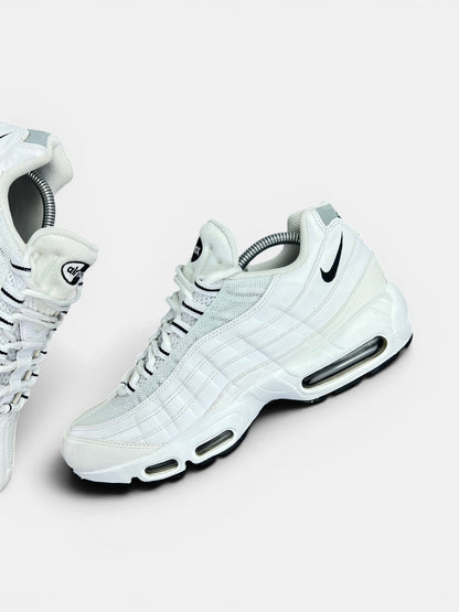 Nike Air Max 95 White Black — buty sportowe męskie w bardzo dobrym stanie rozmiar 44, zewnętrzny panel lewego buta