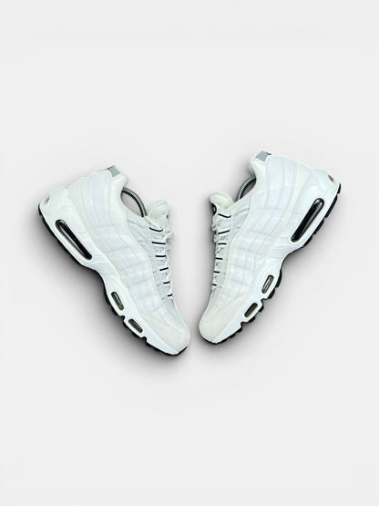 Nike Air Max 95 White Black — buty sportowe męskie w bardzo dobrym stanie rozmiar 44, widok z góry na wewnętrzną stronę butów