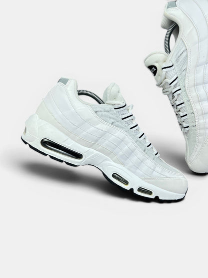 Nike Air Max 95 White Black — buty sportowe męskie w bardzo dobrym stanie rozmiar 44, wewnętrzny panel lewego buta