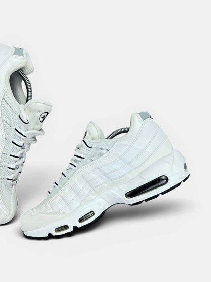 Nike Air Max 95 White Black — buty sportowe męskie w bardzo dobrym stanie rozmiar 44, wewnętrzny panel prawego buta