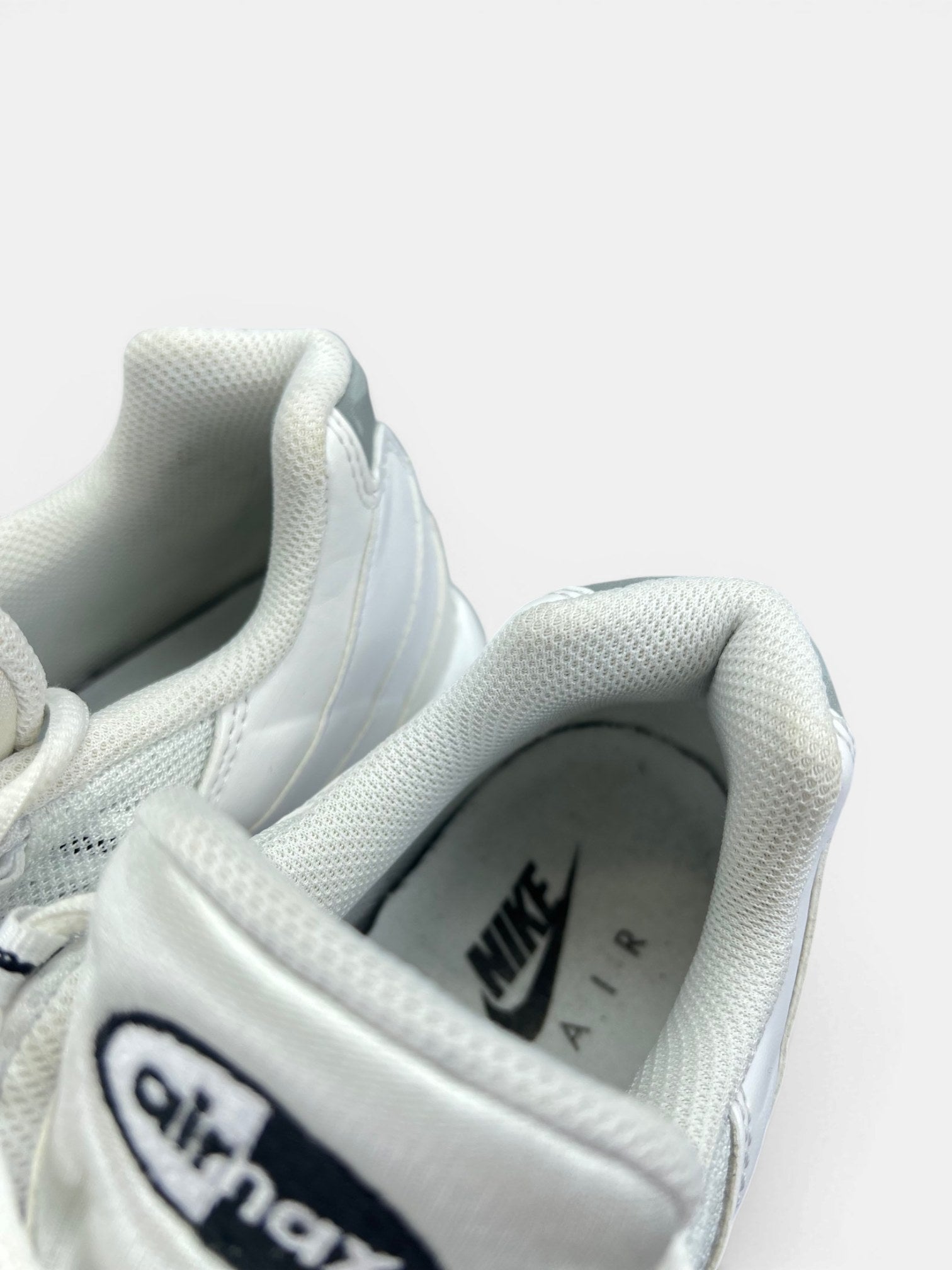 Nike Air Max 95 White Black — buty sportowe męskie w bardzo dobrym stanie rozmiar 44, zapiętki butów