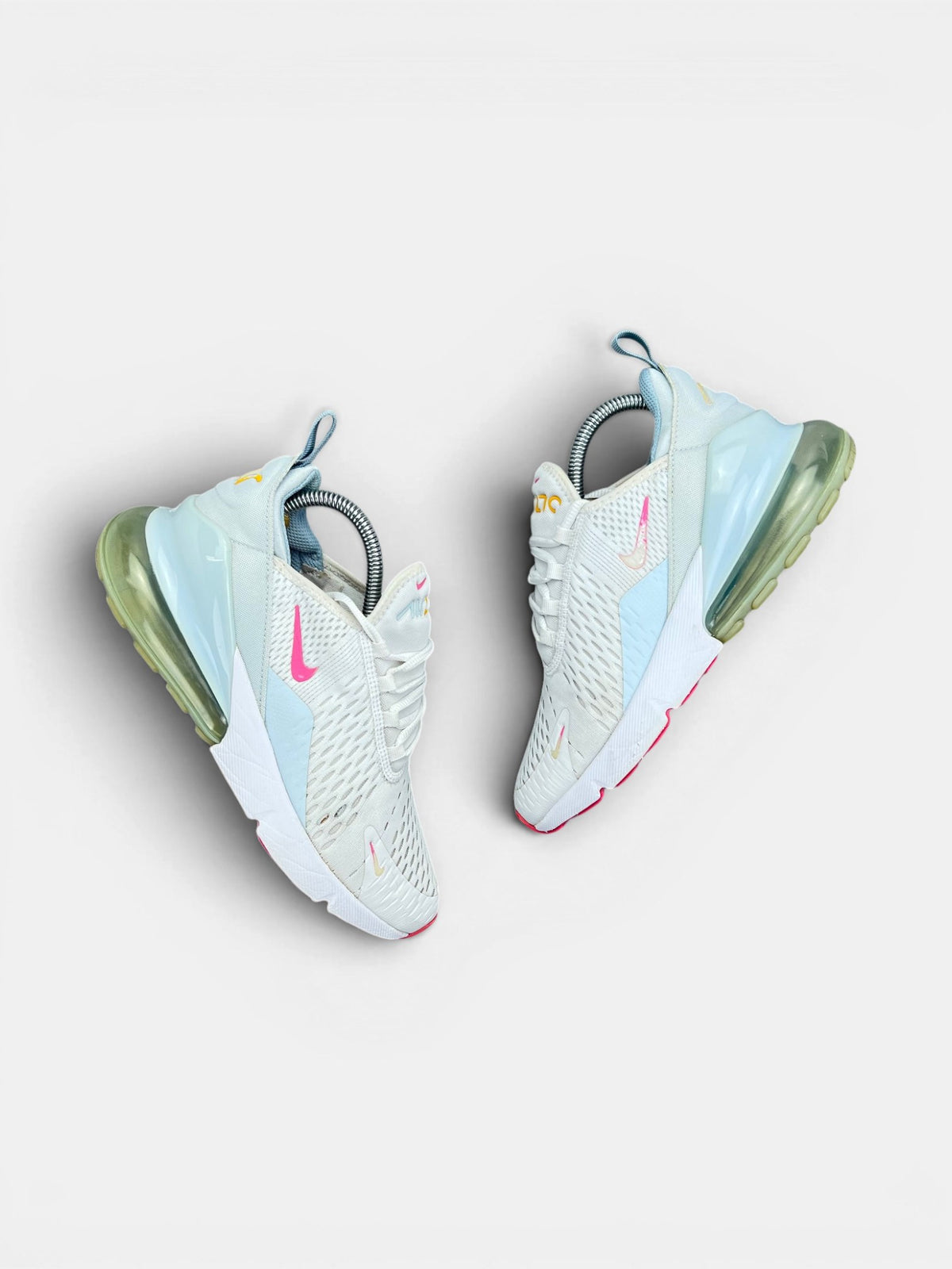 Nike Air Max 270 White Pinksicle — buty sportowe damskie w bardzo dobrym stanie rozmiar 39, widok z góry na zewnętrzną stronę butów