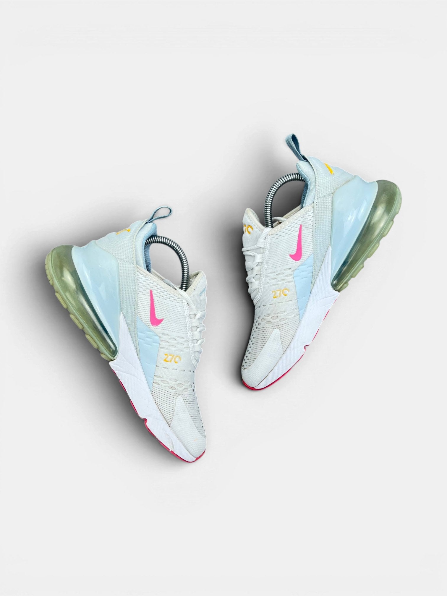Nike Air Max 270 White Pinksicle — buty sportowe damskie w bardzo dobrym stanie rozmiar 39, widok z góry na wewnętrzną stronę butów