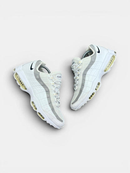 Nike Air Max 95 Ultra White Reflective — buty sportowe męskie w bardzo dobrym stanie rozmiar 44, widok z góry na zewnętrzną stronę butów