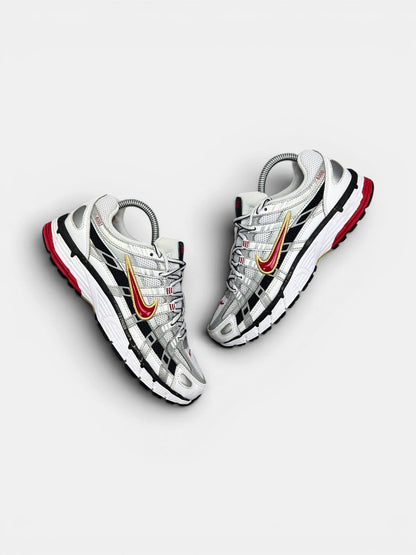 Nike P-6000 Metallic Silver Red — buty sportowe damskie w bardzo dobrym stanie rozmiar 38.5, widok z góry na zewnętrzną stronę butów