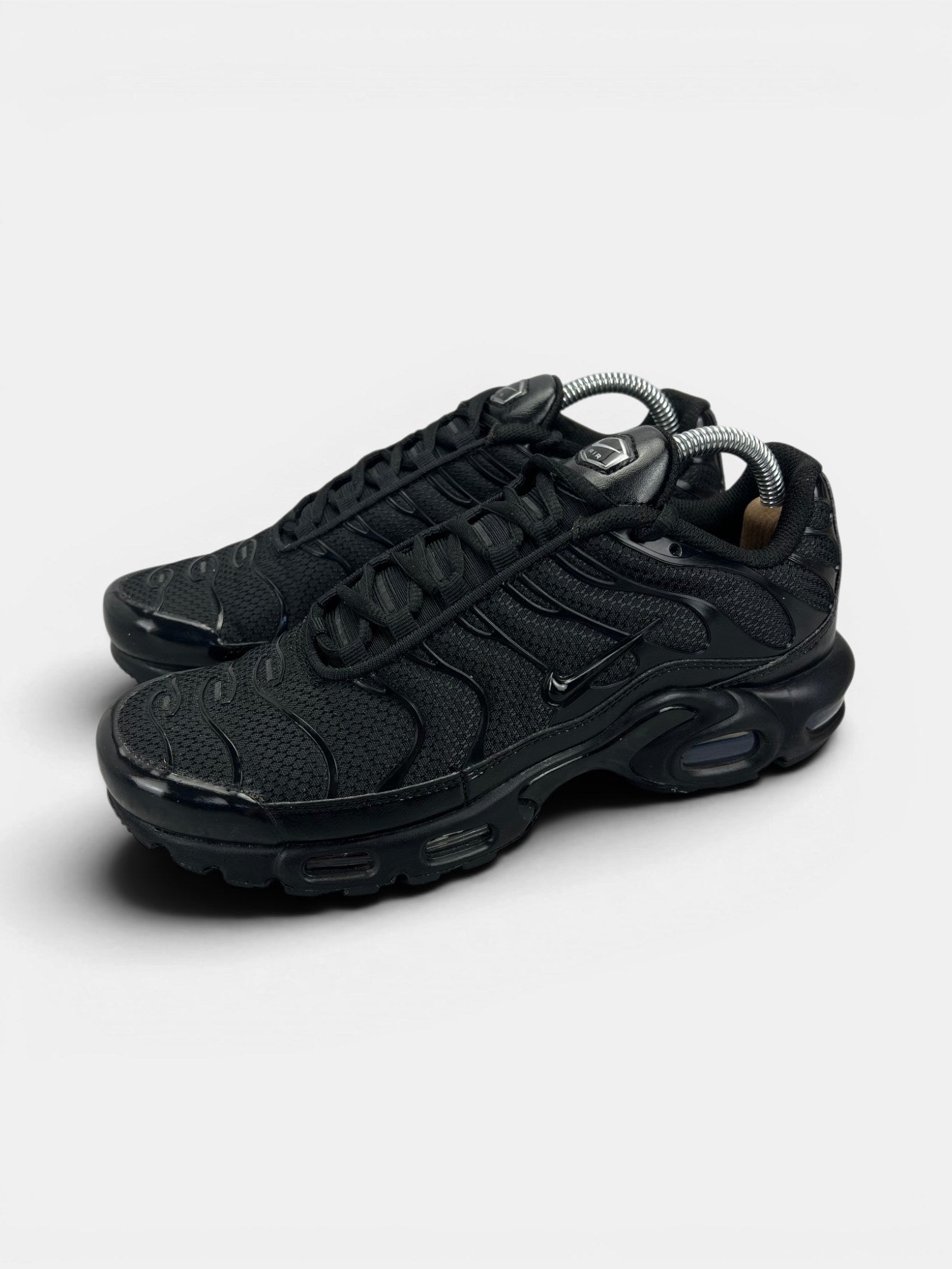 Nike Air Max Plus Triple Black — buty sportowe męskie w bardzo dobrym stanie rozmiar 40.5, widok z boku