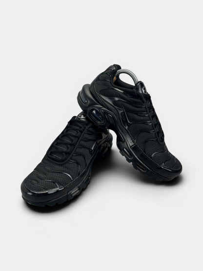 Nike Air Max Plus Triple Black — buty sportowe męskie w bardzo dobrym stanie rozmiar 40.5, boczny profil