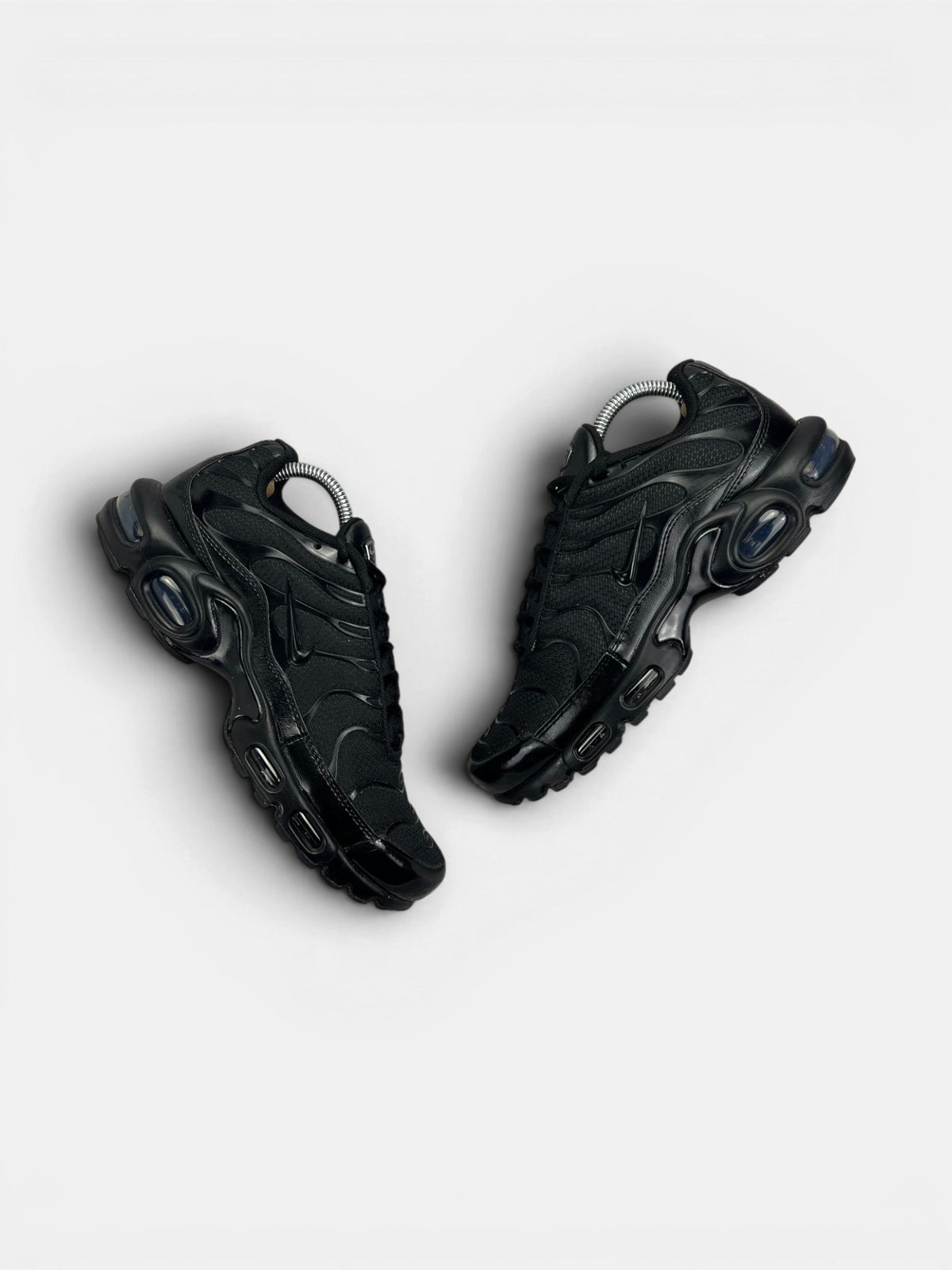 Nike Air Max Plus Triple Black — buty sportowe męskie w bardzo dobrym stanie rozmiar 40.5, widok z góry na zewnętrzną stronę butów