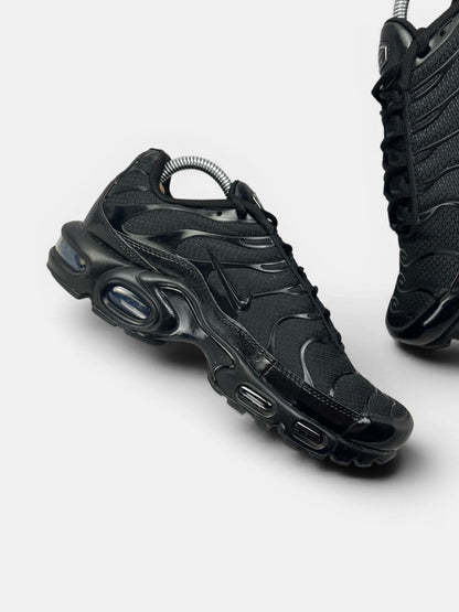 Nike Air Max Plus Triple Black — buty sportowe męskie w bardzo dobrym stanie rozmiar 40.5, zewnętrzny panel prawego buta