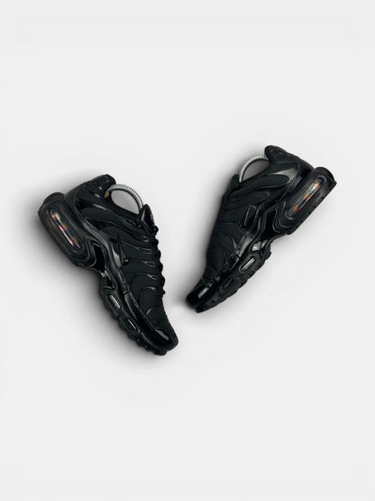 Nike Air Max Plus Triple Black — buty sportowe męskie w bardzo dobrym stanie rozmiar 40.5, widok z góry na wewnętrzną stronę butów