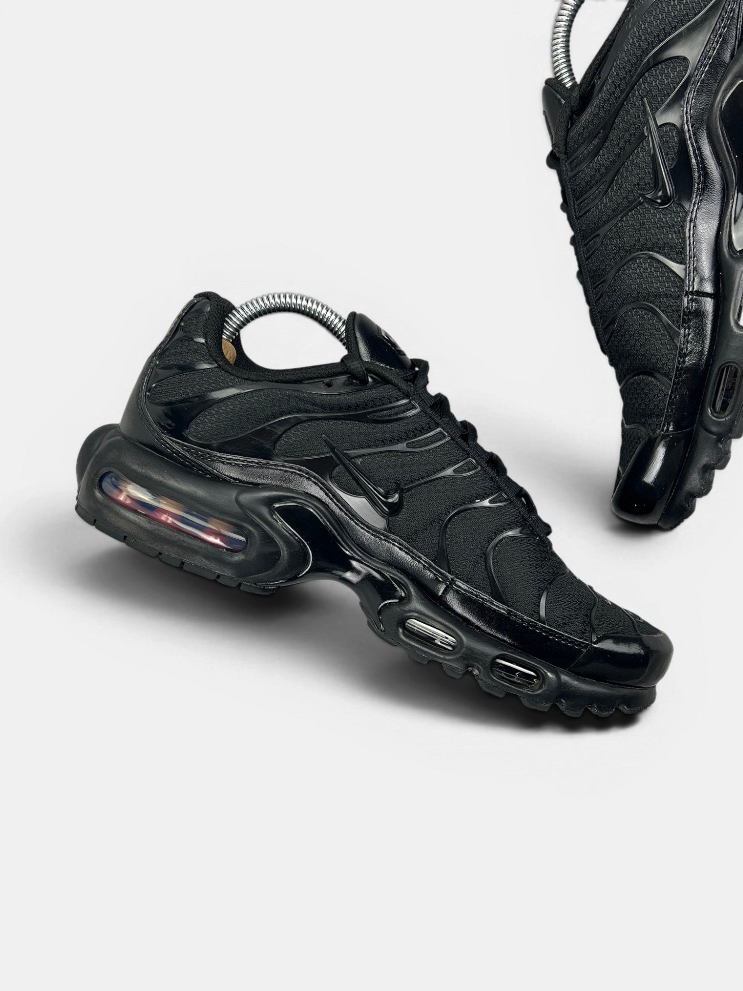 Nike Air Max Plus Triple Black — buty sportowe męskie w bardzo dobrym stanie rozmiar 40.5, wewnętrzny panel lewego buta
