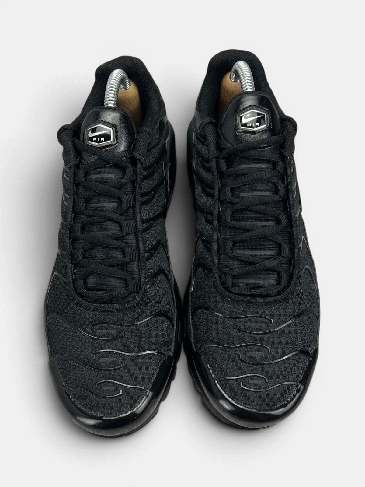 Nike Air Max Plus Triple Black — buty sportowe męskie w bardzo dobrym stanie rozmiar 40.5, widok z góry