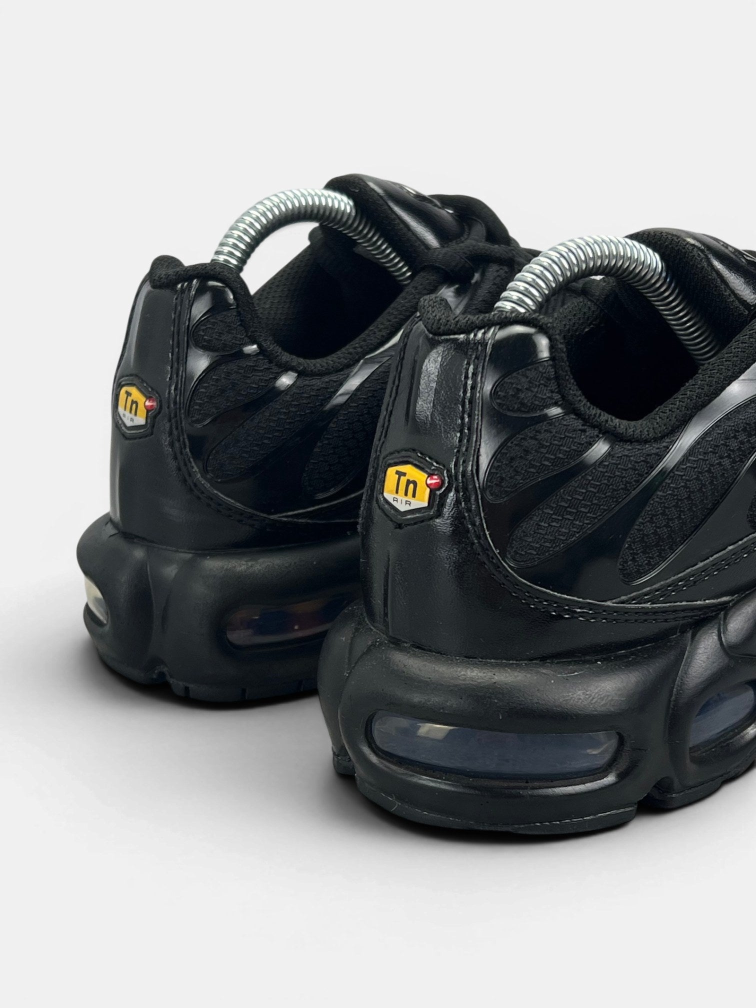 Nike Air Max Plus Triple Black — buty sportowe męskie w bardzo dobrym stanie rozmiar 40.5, widok z tyłu