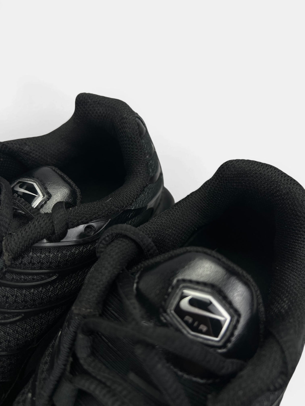 Nike Air Max Plus Triple Black — buty sportowe męskie w bardzo dobrym stanie rozmiar 40.5, zapiętki butów