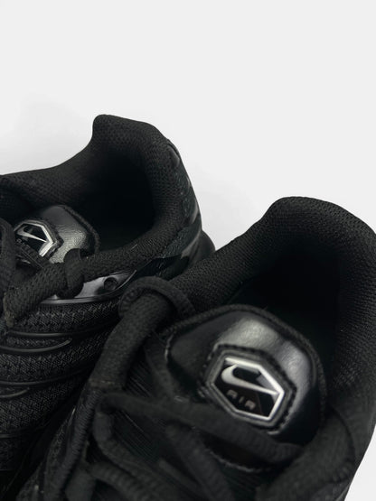 Nike Air Max Plus Triple Black — buty sportowe męskie w bardzo dobrym stanie rozmiar 40.5, zapiętki butów