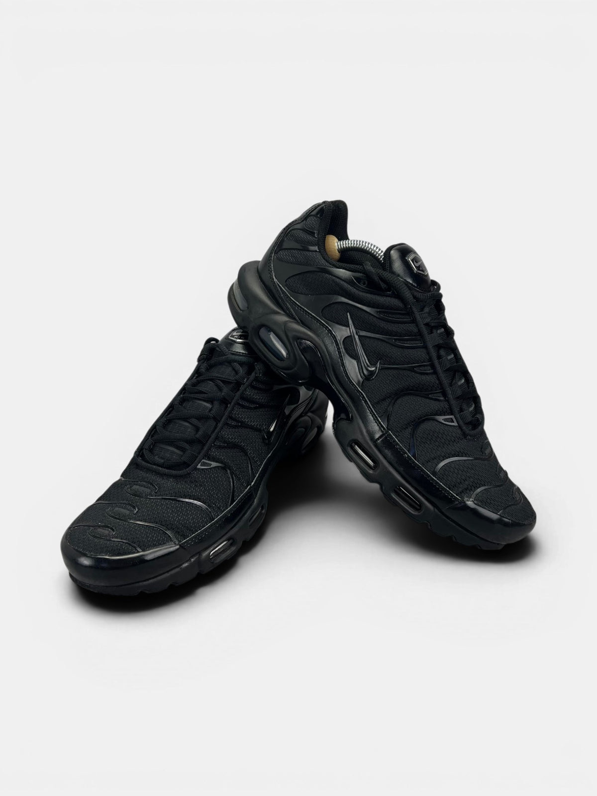 Nike Air Max Plus Triple Black — buty sportowe męskie w bardzo dobrym stanie rozmiar 44.5, boczny profil