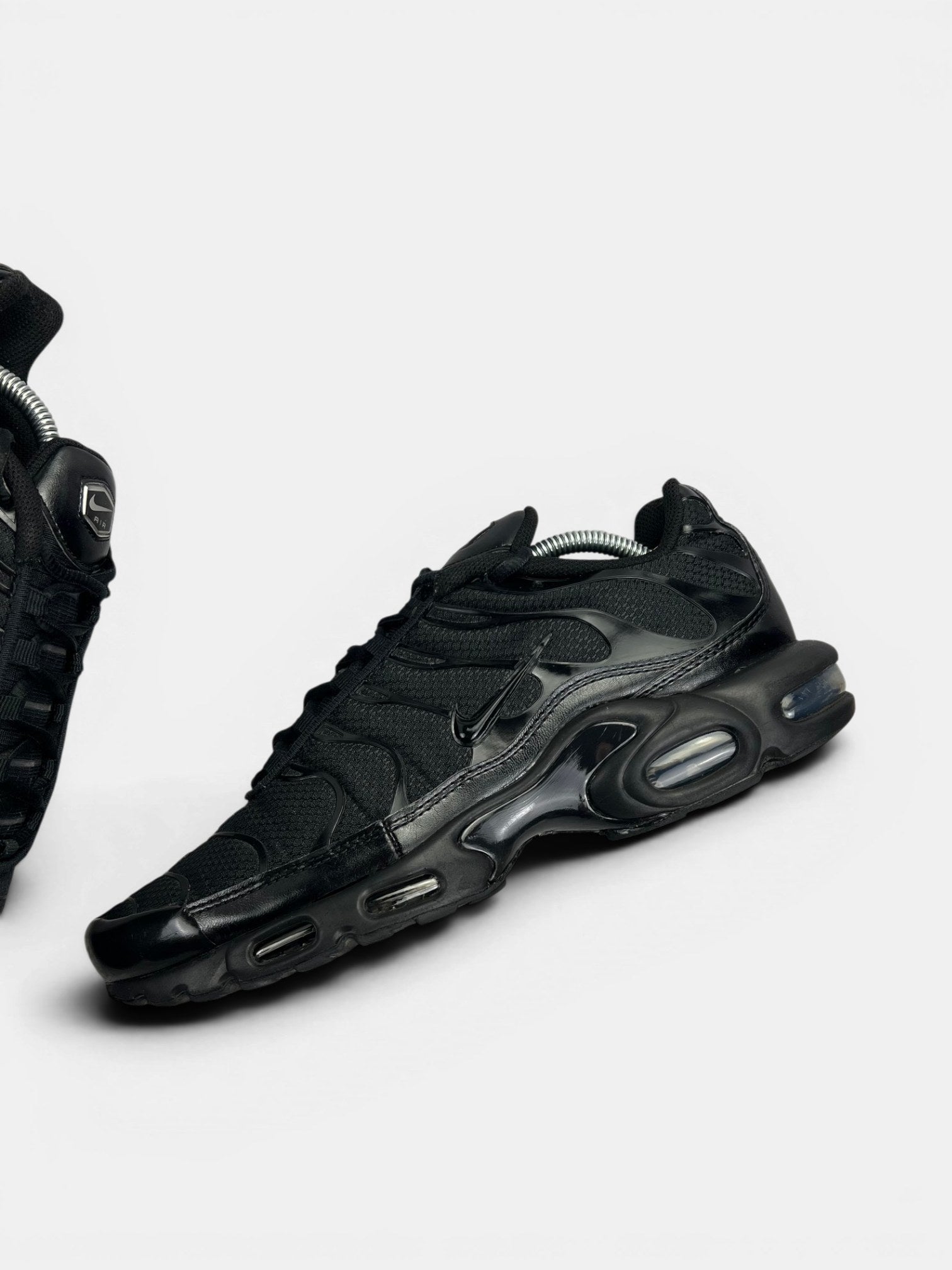 Nike Air Max Plus Triple Black — buty sportowe męskie w bardzo dobrym stanie rozmiar 44.5, zewnętrzny panel lewego buta