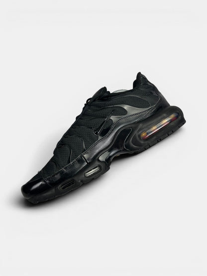 Nike Air Max Plus Triple Black — buty sportowe męskie w bardzo dobrym stanie rozmiar 44.5, wewnętrzny panel prawego buta