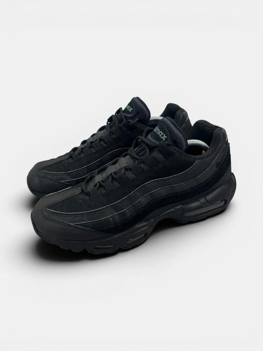Nike Air Max 95 Essential Triple Black — buty sportowe męskie w bardzo dobrym stanie rozmiar 45.5, widok z boku