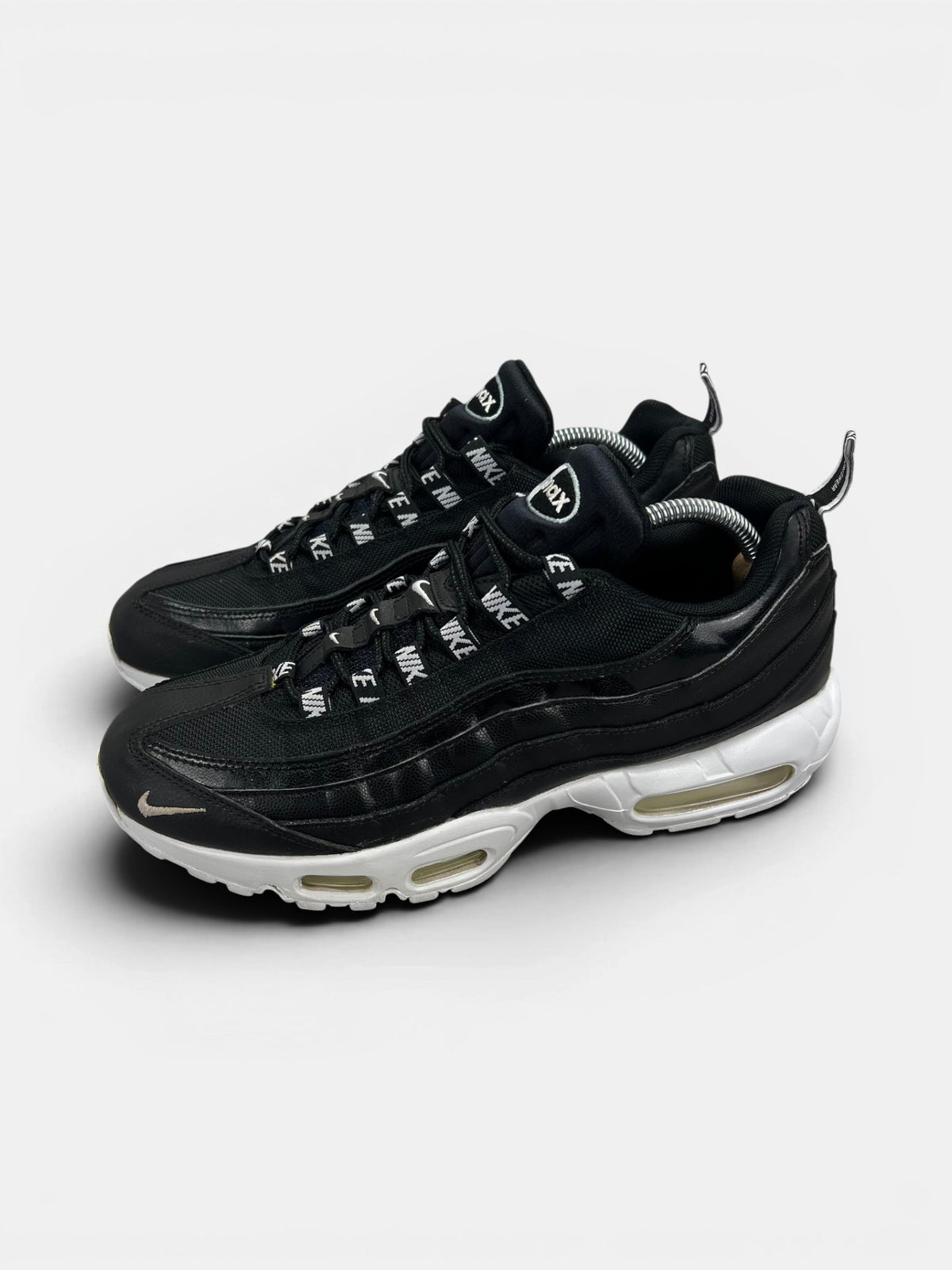 Nike Air Max 95 Overbranding Black — buty sportowe męskie w bardzo dobrym stanie rozmiar 43, widok z boku