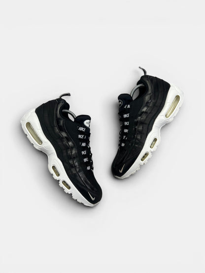Nike Air Max 95 Overbranding Black — buty sportowe męskie w bardzo dobrym stanie rozmiar 43, widok z góry na zewnętrzną stronę butów