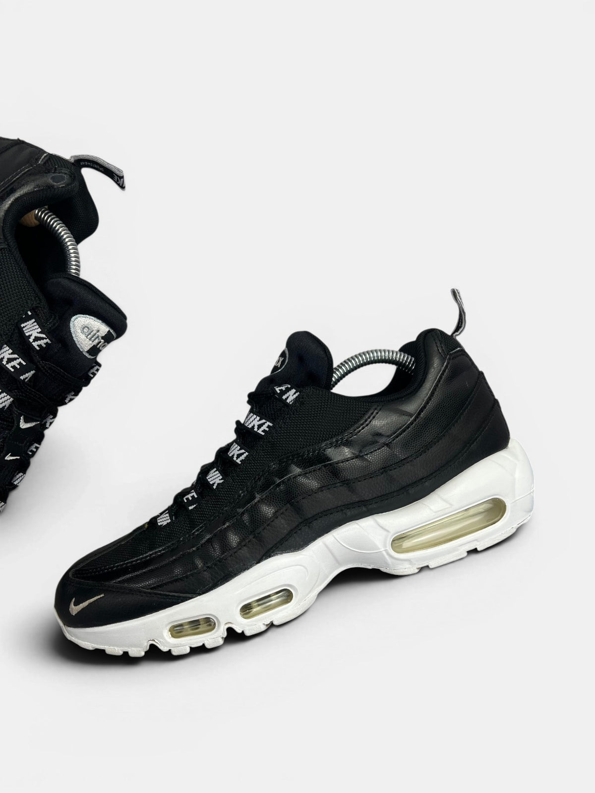 Nike Air Max 95 Overbranding Black — buty sportowe męskie w bardzo dobrym stanie rozmiar 43, zewnętrzny panel lewego buta