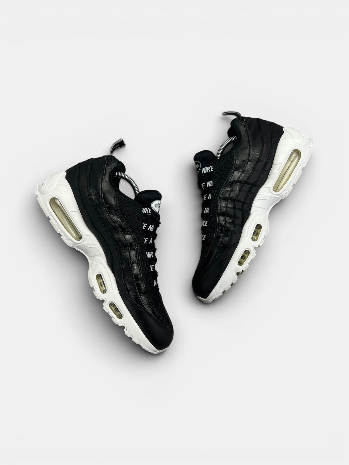 Nike Air Max 95 Overbranding Black — buty sportowe męskie w bardzo dobrym stanie rozmiar 43, widok z góry na wewnętrzną stronę butów