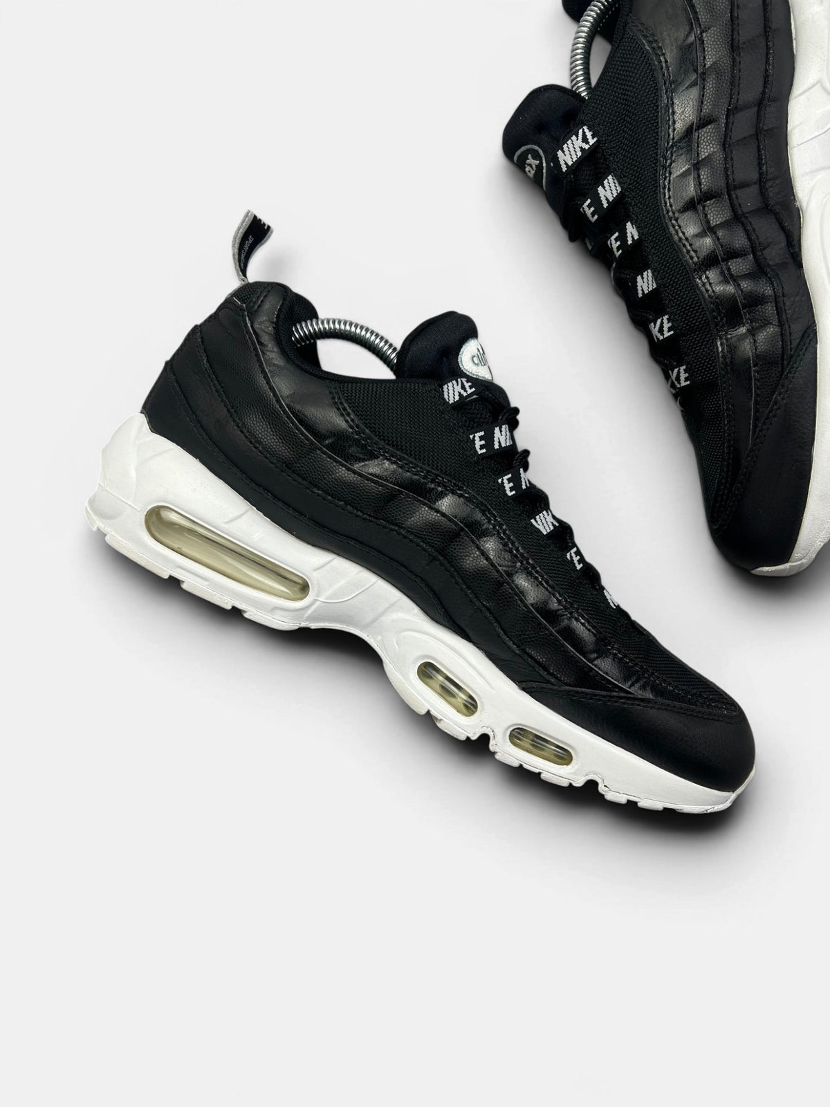 Nike Air Max 95 Overbranding Black — buty sportowe męskie w bardzo dobrym stanie rozmiar 43, wewnętrzny panel lewego buta