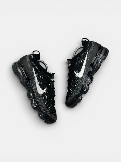 Nike Air VaporMax 2023 Flyknit Oreo — buty sportowe męskie w bardzo dobrym stanie rozmiar 43, widok z góry na zewnętrzną stronę butów