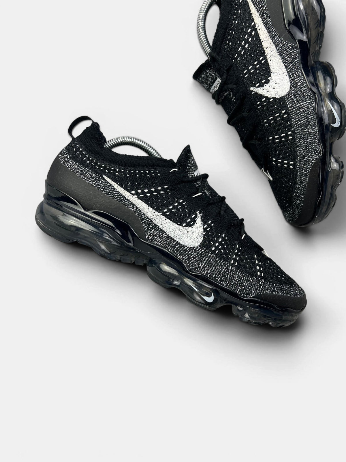 Nike Air VaporMax 2023 Flyknit Oreo — buty sportowe męskie w bardzo dobrym stanie rozmiar 43, zewnętrzny panel prawego buta