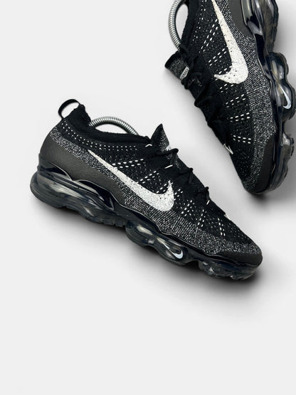 Nike Air VaporMax 2023 Flyknit Oreo — buty sportowe męskie w bardzo dobrym stanie rozmiar 43, zewnętrzny panel prawego buta