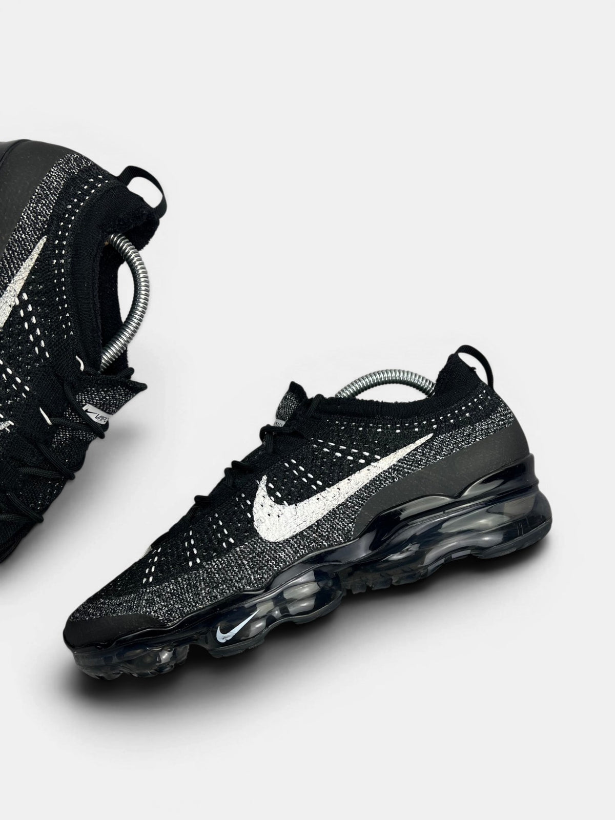 Nike Air VaporMax 2023 Flyknit Oreo — buty sportowe męskie w bardzo dobrym stanie rozmiar 43, zewnętrzny panel lewego buta