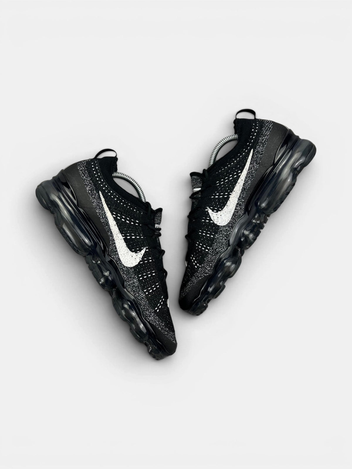 Nike Air VaporMax 2023 Flyknit Oreo — buty sportowe męskie w bardzo dobrym stanie rozmiar 43, widok z góry na wewnętrzną stronę butów