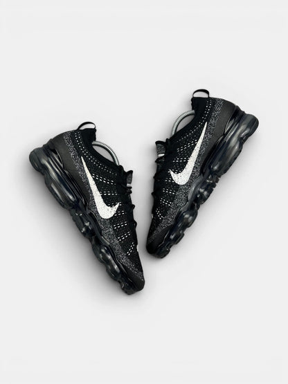 Nike Air VaporMax 2023 Flyknit Oreo — buty sportowe męskie w bardzo dobrym stanie rozmiar 43, widok z góry na wewnętrzną stronę butów