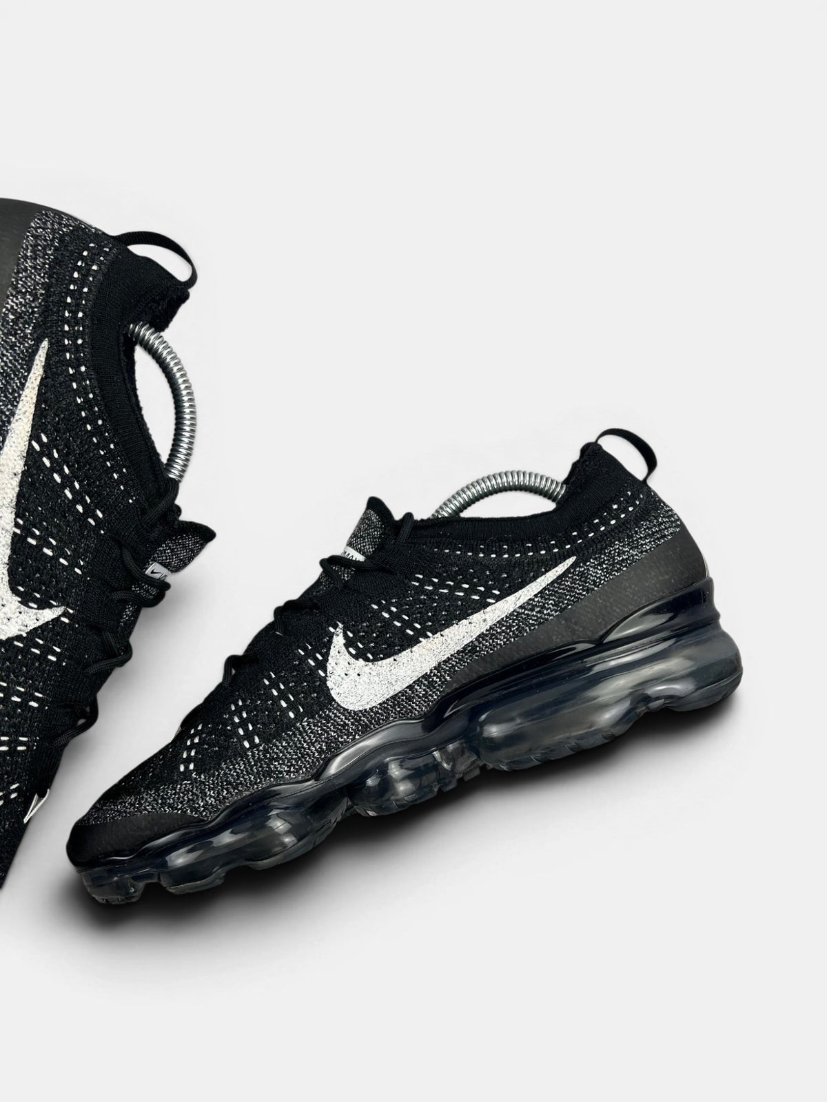 Nike Air VaporMax 2023 Flyknit Oreo — buty sportowe męskie w bardzo dobrym stanie rozmiar 43, wewnętrzny panel prawego buta