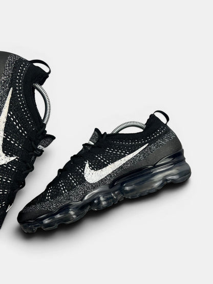 Nike Air VaporMax 2023 Flyknit Oreo — buty sportowe męskie w bardzo dobrym stanie rozmiar 43, wewnętrzny panel prawego buta