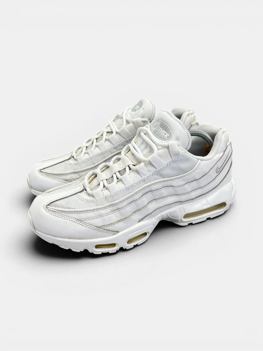 Nike Air Max 95 Triple White — buty sportowe męskie w bardzo dobrym stanie rozmiar 44.5, widok z boku