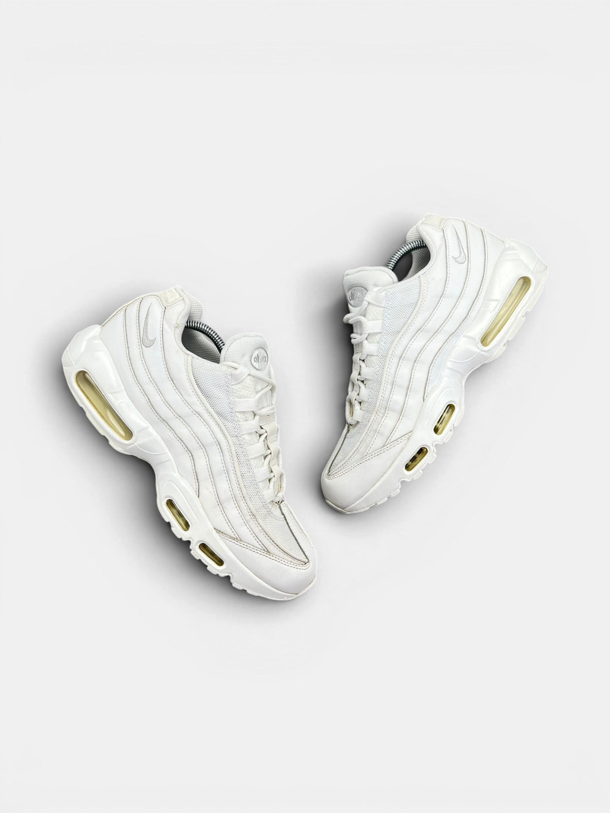 Nike Air Max 95 Triple White — buty sportowe męskie w bardzo dobrym stanie rozmiar 44.5, widok z góry na zewnętrzną stronę butów